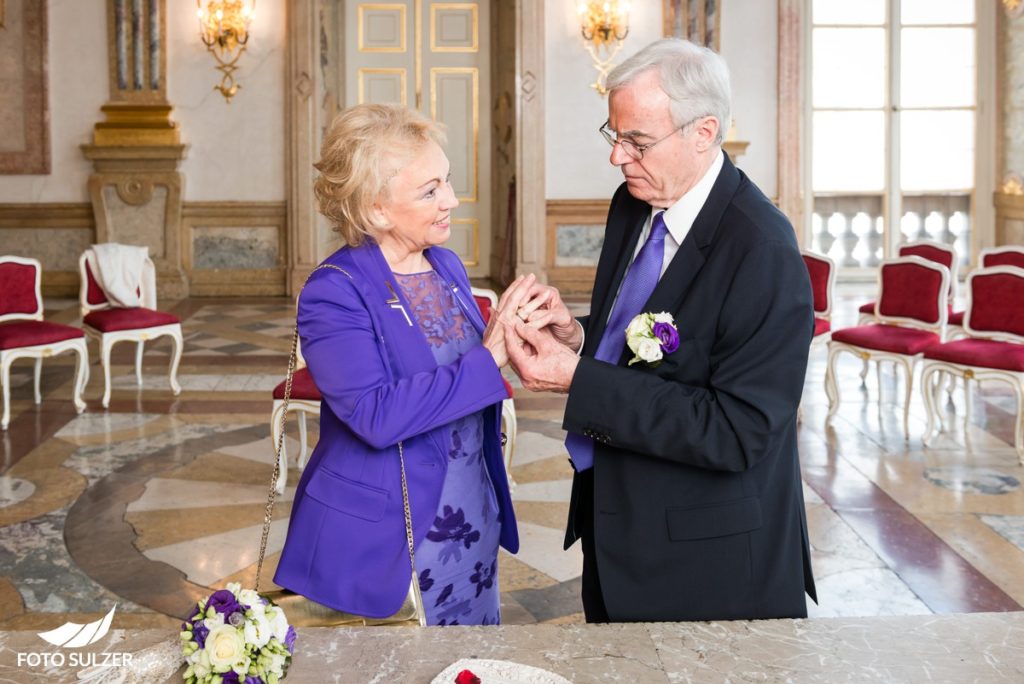 Ringtausch bei Hochzeit in Mirabell, Salzburg