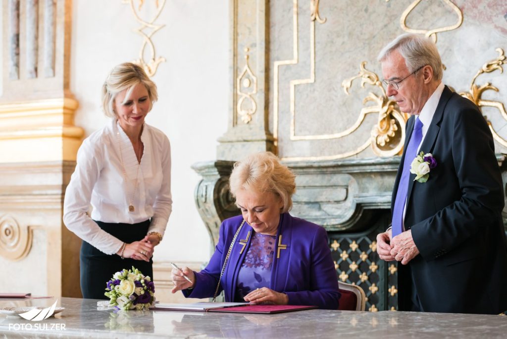 Unterschrift bei Hochzeit in Mirabell, Salzburg