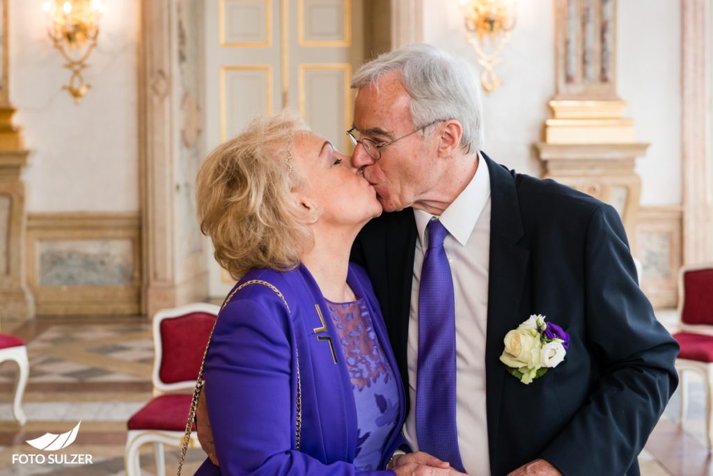 Kuss bei Hochzeit in Mirabell, Salzburg