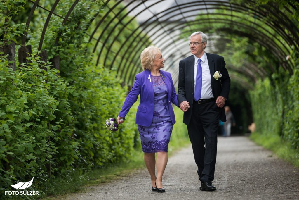 Hand in Hand bei Hochzeit in Mirabell, Salzburg