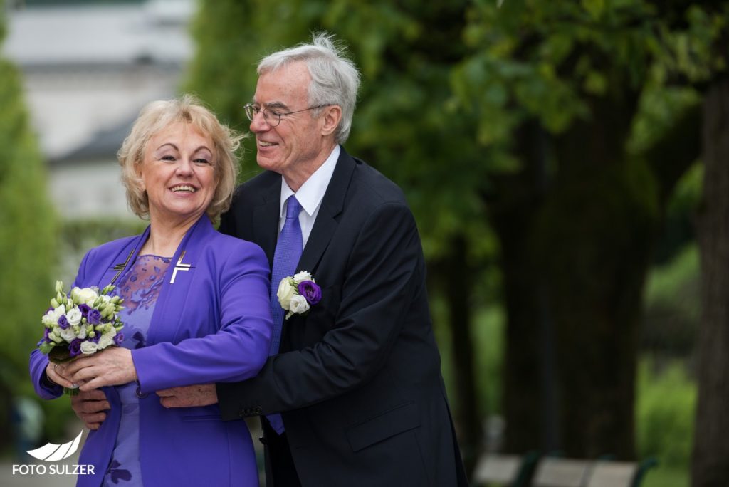 Umarmung bei Hochzeit in Mirabell, Salzburg