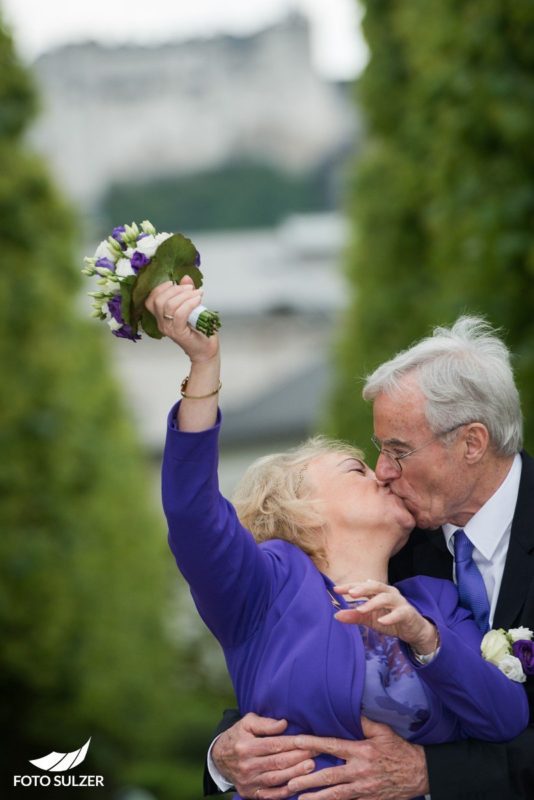 Küssen bei Hochzeit in Mirabell, Salzburg