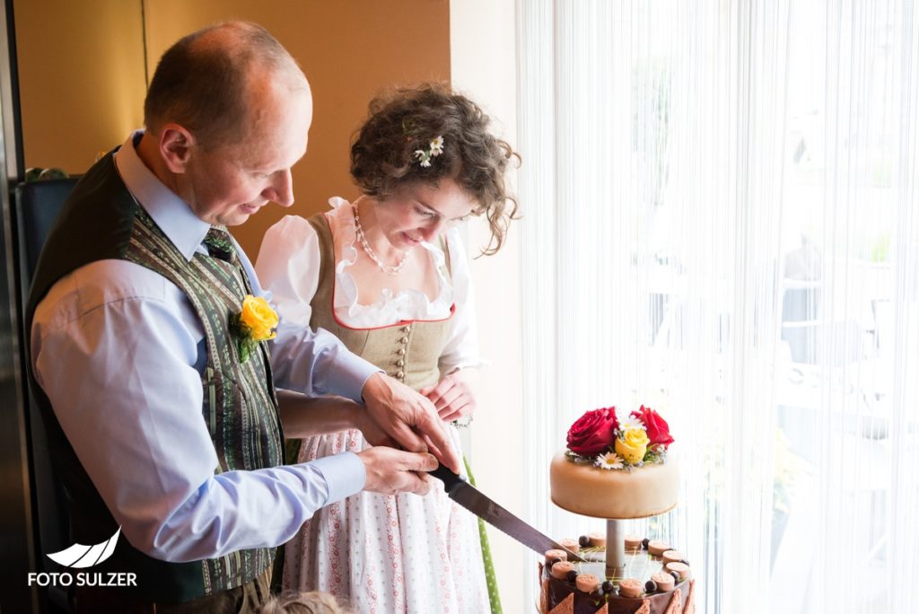 Hochzeit Cafe Fingerlos Tortenanschneiden