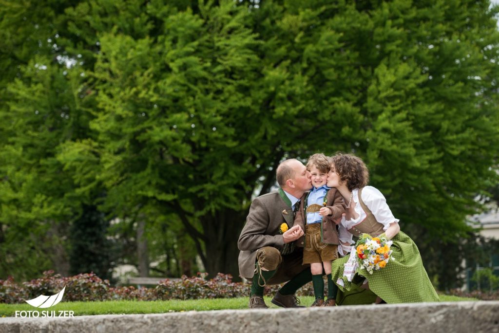 Mirabellgarten Hochzeitssession Kind in der Mitte