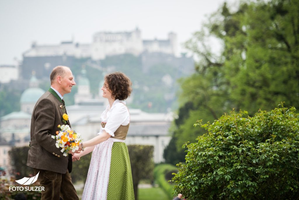 Mirabellgarten Hochzeitssession Brautpaar vor Festung