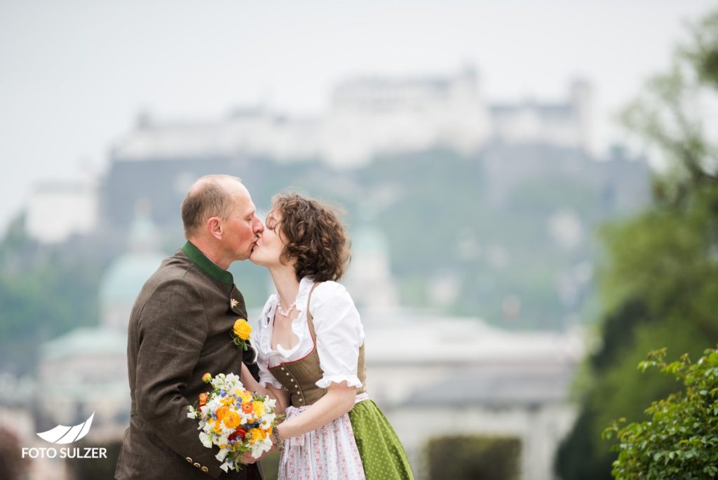 Mirabellgarten Hochzeitssession Kuss vor Festung