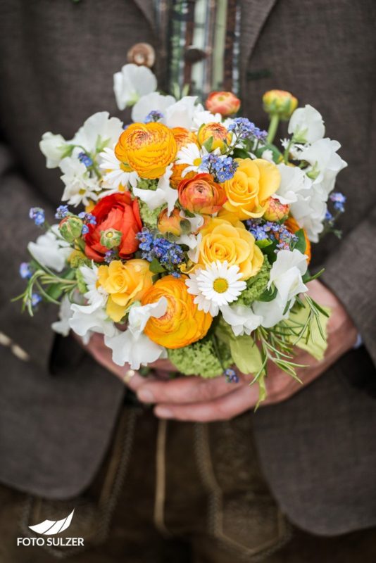 Mirabellgarten Hochzeitssession Bräutigam hält Brautstrauß