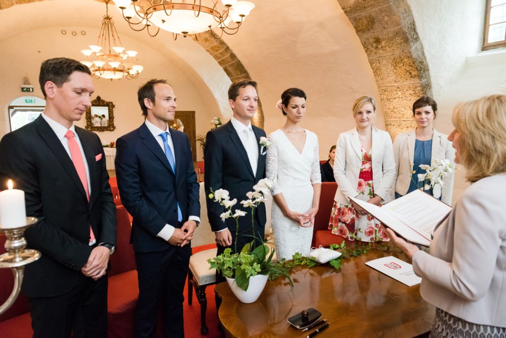 Hochzeit Schloss Mattsee Trauzeugen mit Brautpaar