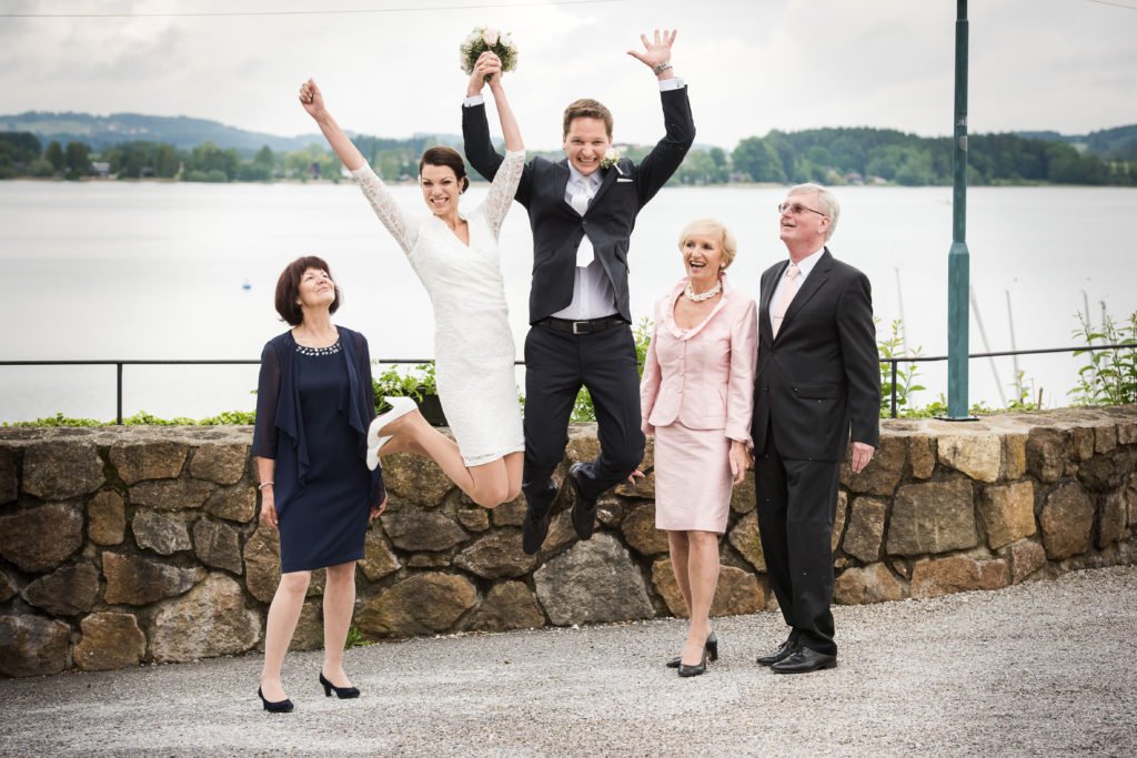 Hochzeit Schloss Mattsee Sprung des Brautpaares