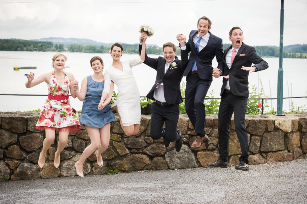 Hochzeit Schloss Mattsee Sprung in die Luft