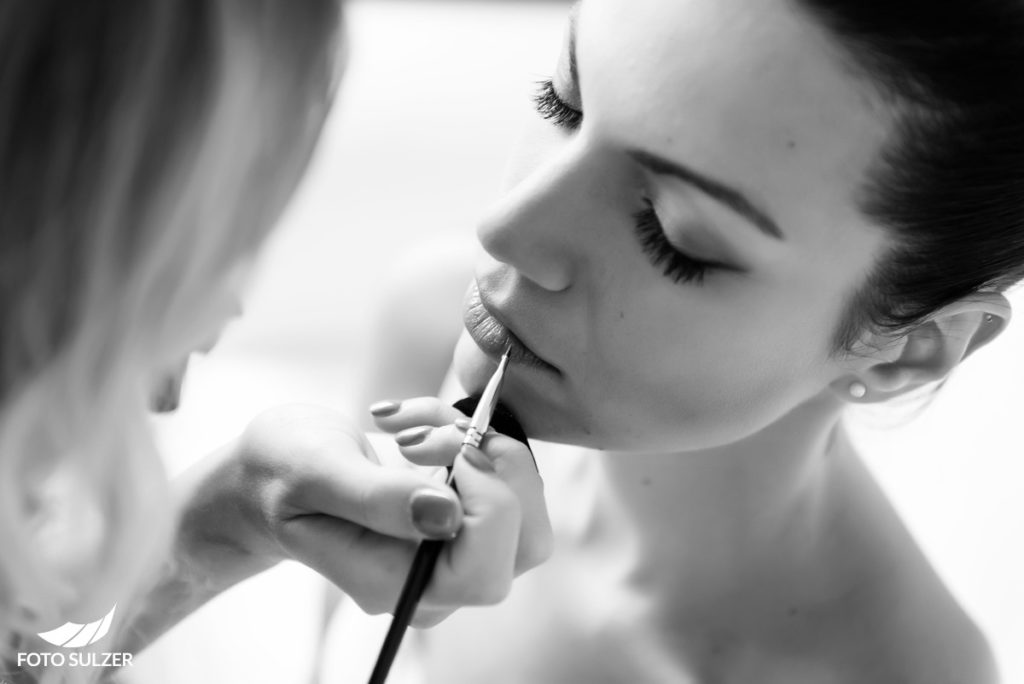 Hochzeit Salzburg Getting Ready Braut erhält Make-Up