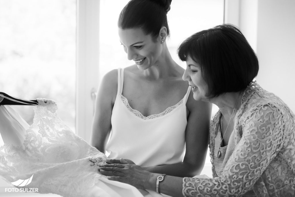 Hochzeit Salzburg Getting Ready Bruat und Mutter nehmen Brautkle