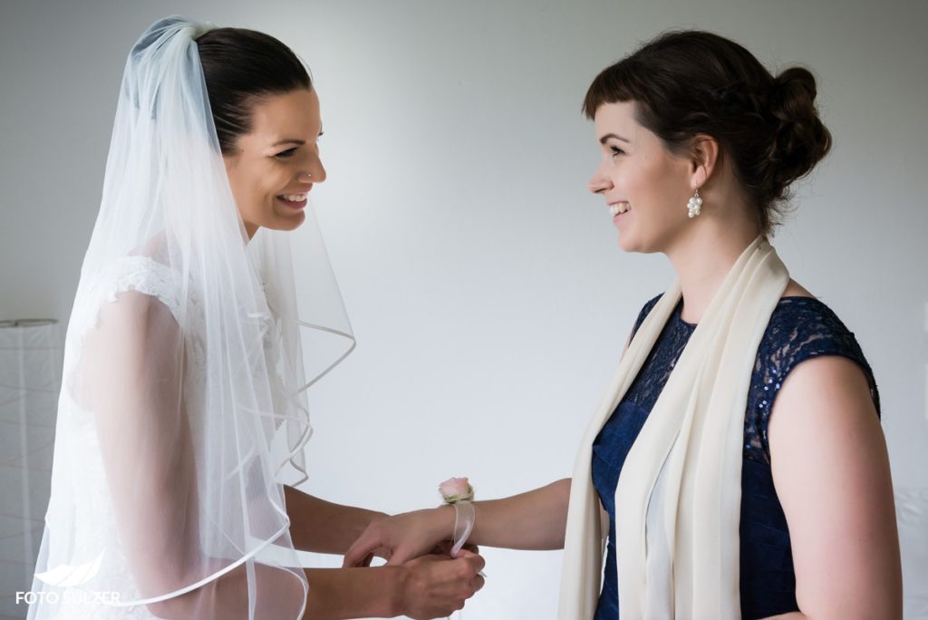 Hochzeit Salzburg Getting Ready Braut mit Trauzeugin