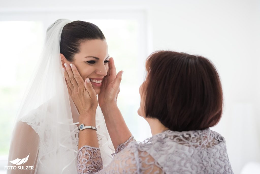 Hochzeit Salzburg Getting Ready Braut und Mutter in emotionalem
