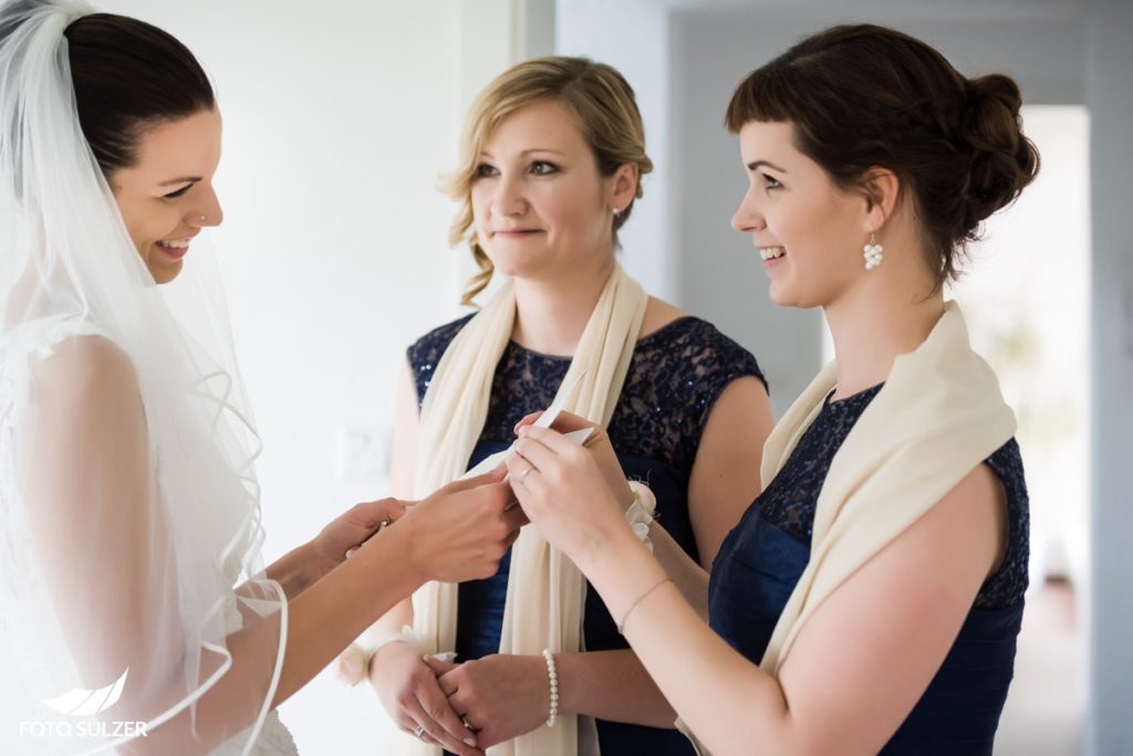 Hochzeit Salzburg Getting Ready Braut mit Trauzeuginnen