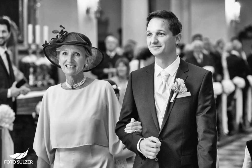 Hochzeit Salzburg Stiftskirche St. Peter Bräutigam mit Mutter