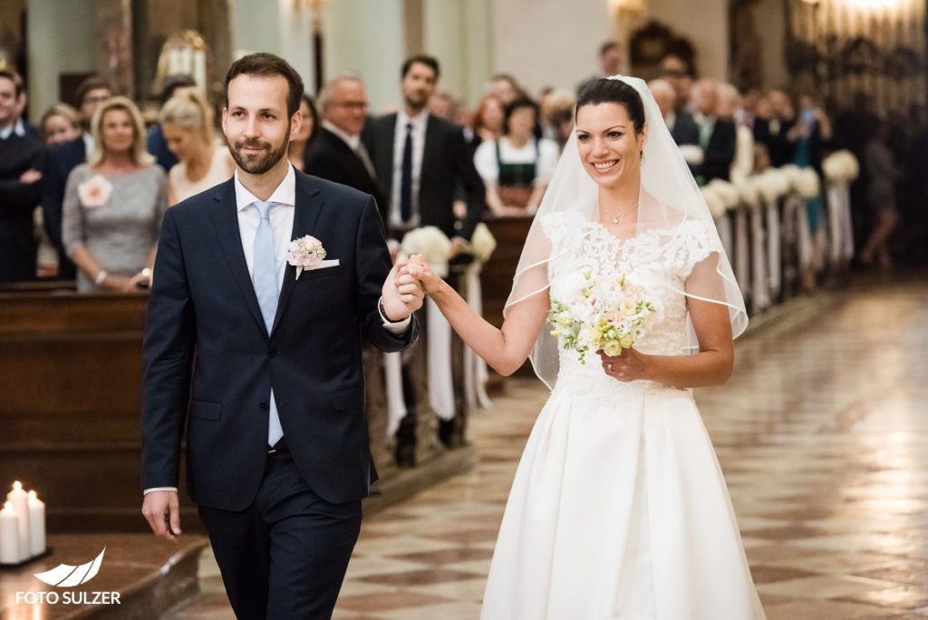 Hochzeit Salzburg Stiftskirche St. Peter Braut mit Bruder