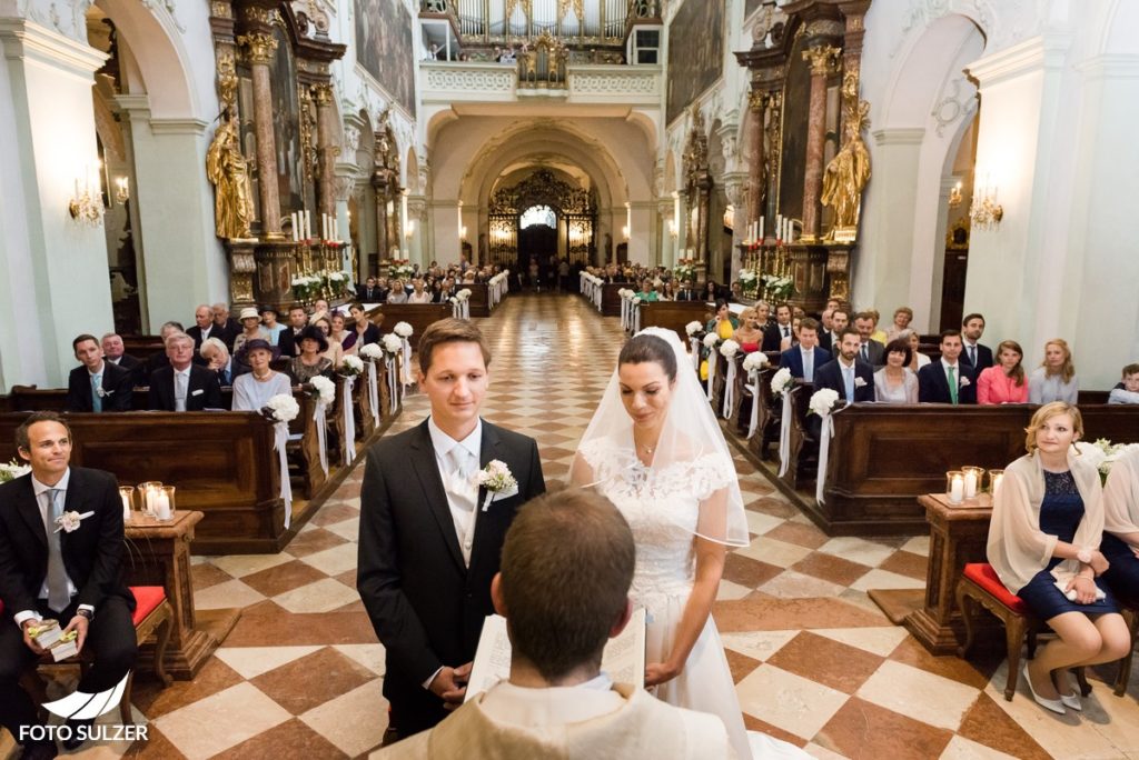 Hochzeit Salzburg Stiftskirche St. Peter Brautpaar in Kirche