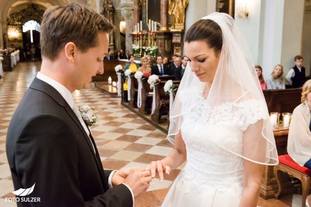 Hochzeit Salzburg Stiftskirche St. Peter biem Ring - Anstecken