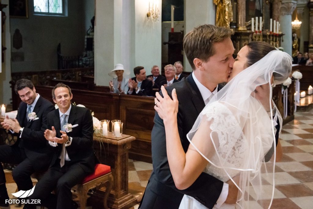 Hochzeit Salzburg Stiftskirche St. Peter Kuss