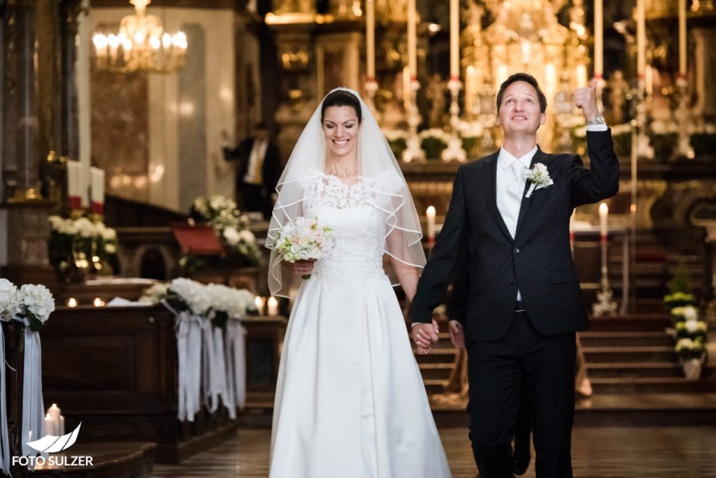 Hochzeit Salzburg Stiftskirche St. Peter Auzug ders Brautpaares