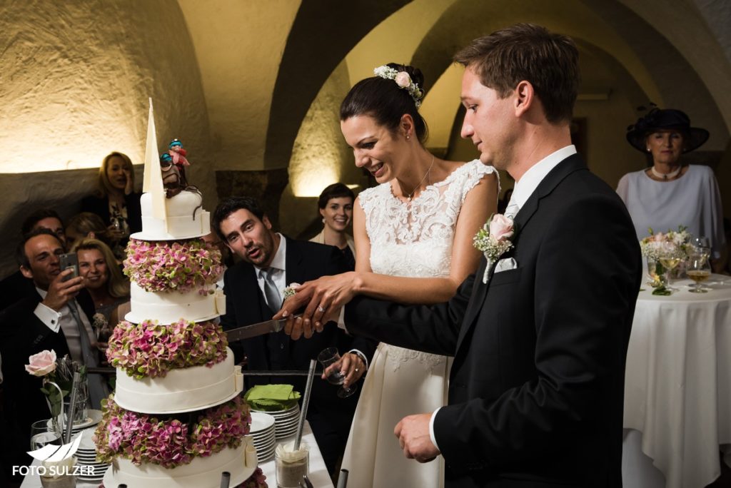 Hochzeit Salzburg Alte Residenz Anschneiden der Hochzeitstorte