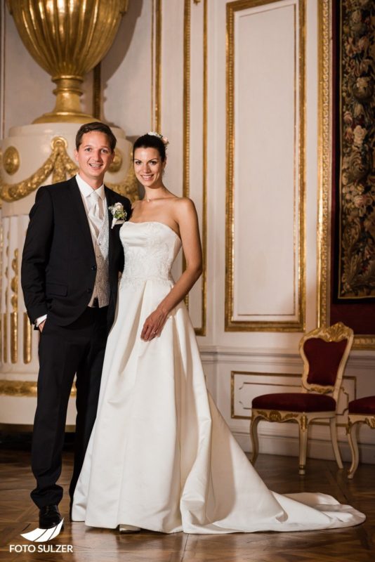 Hochzeit Salzburg Alte Residenz Braut und Bräutigam Ganzkörper